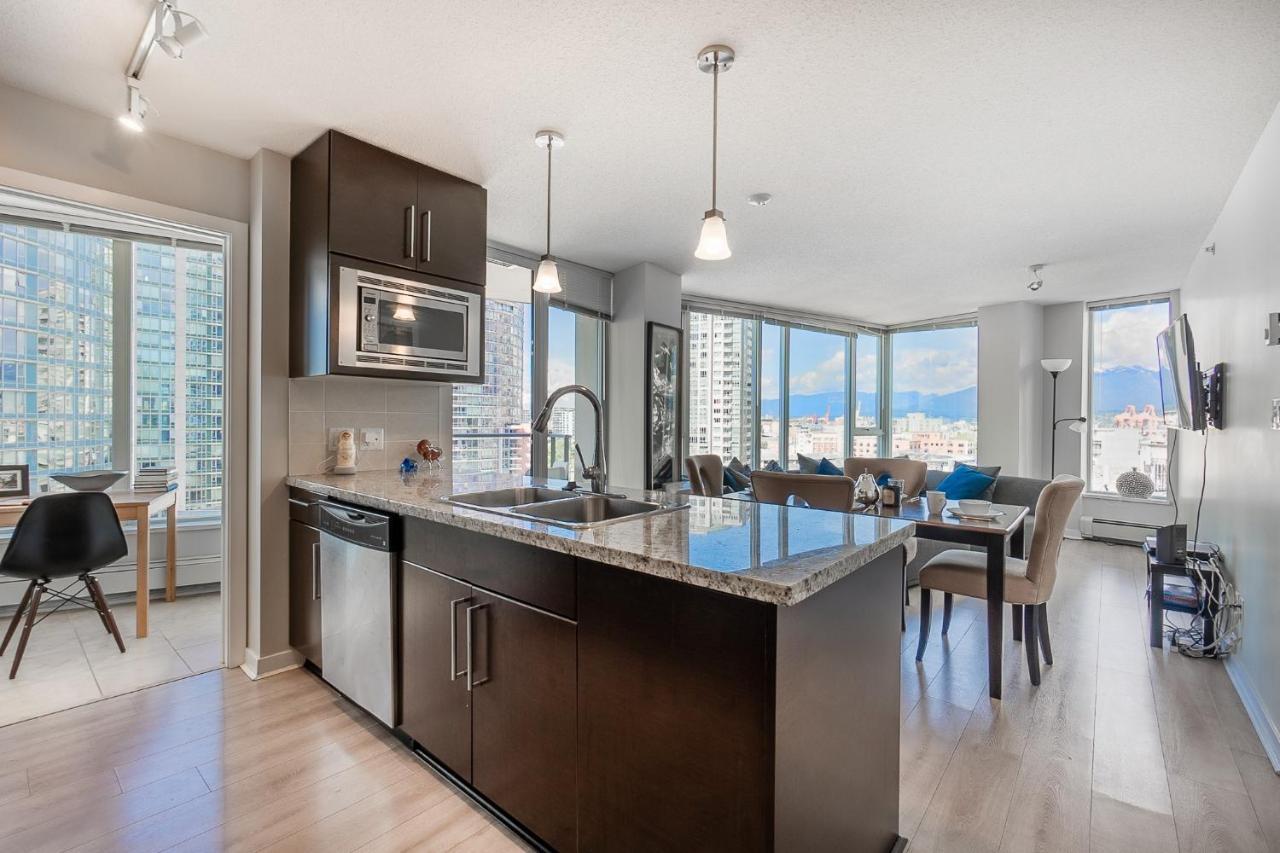 Stunning 2 Bedroom Condo With Downtown Views!!! 溫哥華 外观 照片